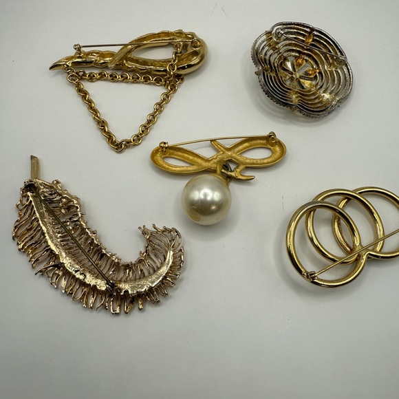 Vintage Gold Tone Brooch Collection, 5 piece lot, classic, grandma, euro, fem - Picture 4 of 10